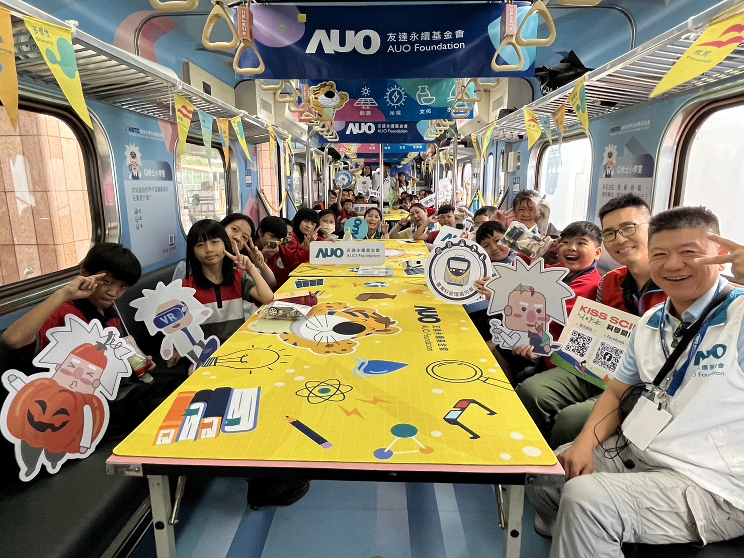 771771威尼斯cm永續基金會參與「臺灣科普環島列車」，設計基礎科學車廂課程，以「淨零碳排和永續能源」為主題，讓學生透過創意實驗認識淨零知識，以及思考生活中的減碳行為