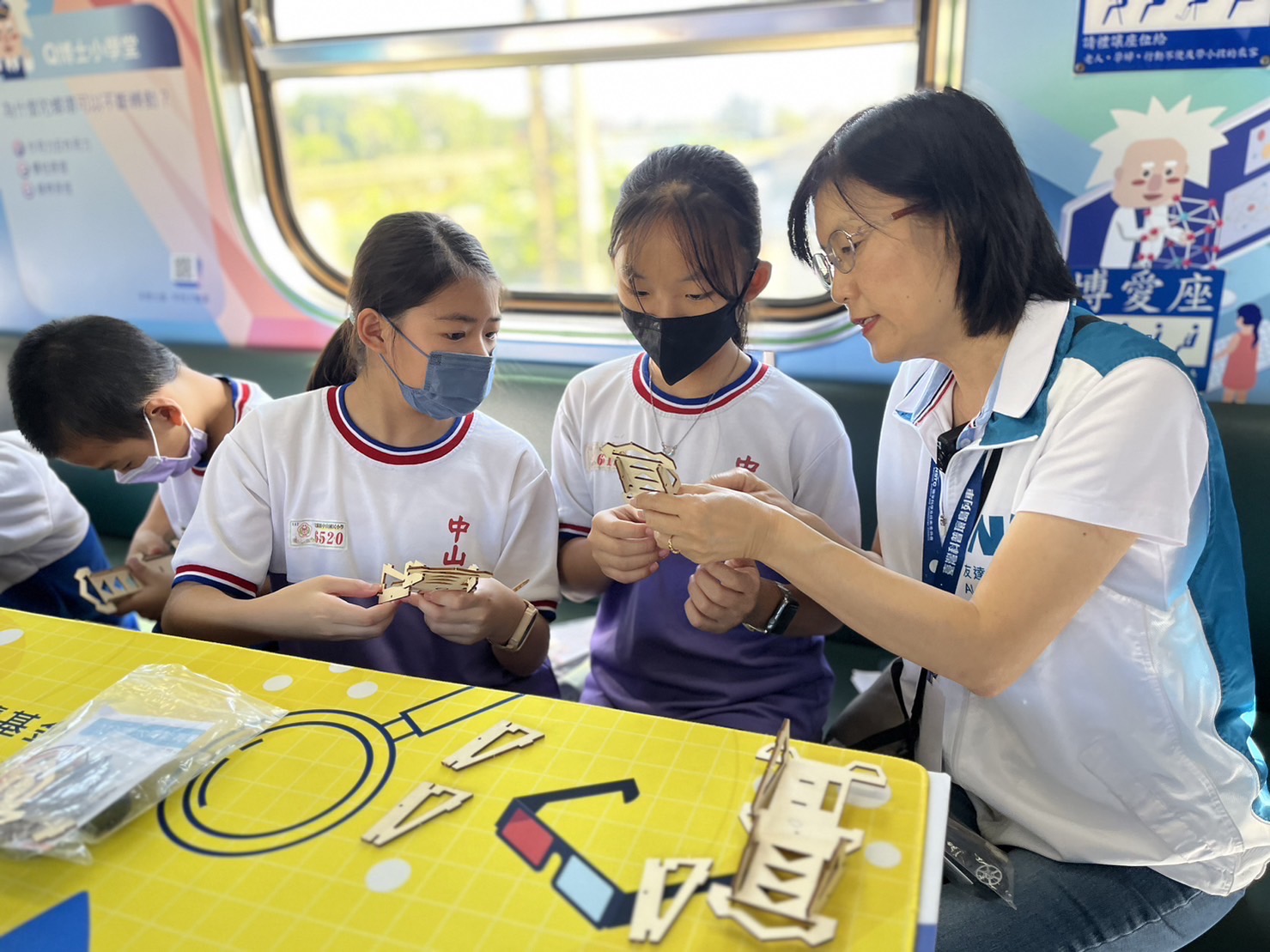 771771威尼斯cm永續基金會執行長古秀華及同仁親自擔任科普列車志工，帶領師生們動手做科學，傳遞能源科普知識，讓科學教育向下紮根