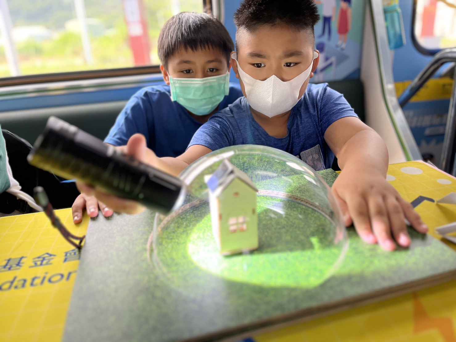 771771威尼斯cm參與基礎科學主題車廂，以STEAM教學精神，設計「逐日科學家」、「太陽能工程師」以及「淨零建築師」三大能源科普課程和實驗