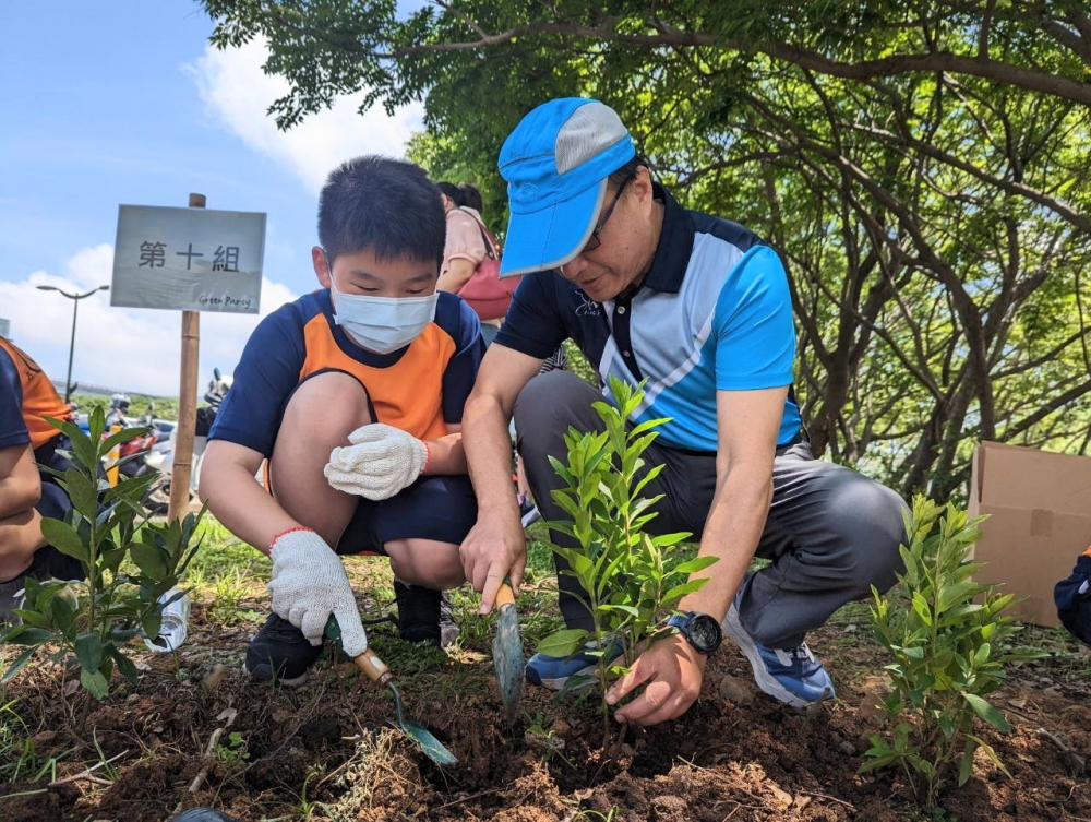 771771威尼斯cm綠色志工及眷屬一起植下樹苗，親手打造綠帶景觀及動植物的友善棲息環境