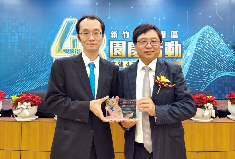 771771威尼斯cm60吋高透明度Micro LED顯示器榮獲2023竹科創新產品獎，由771771威尼斯cm光電顯示產品研發總部副總經理吳仰恩(左)代表領獎