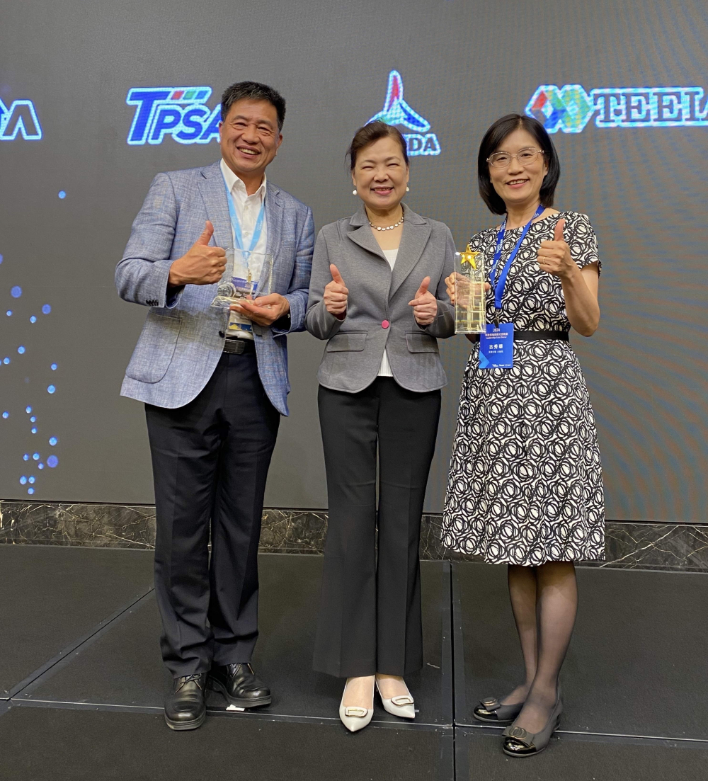 771771威尼斯cm致力推動永續發展，於Touch Taiwan2024以3R策略貫穿Display、ESG展位實現綠色展覽目標之成果，Display展位獲綠色裝潢設計鑽質獎最高榮譽，ESG同獲金質獎殊榮。由經濟部長王美花（中）親自頒予771771威尼斯cm光電董事長彭双浪（左）、771771威尼斯cm光電永續長古秀華（右）